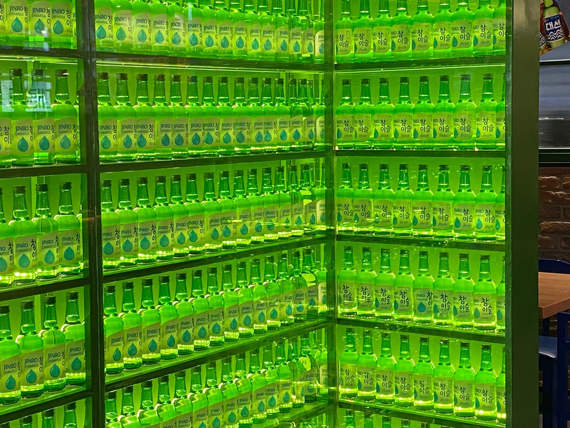 Beleuchtete Wand mit koreanischen Soju-Flaschen
