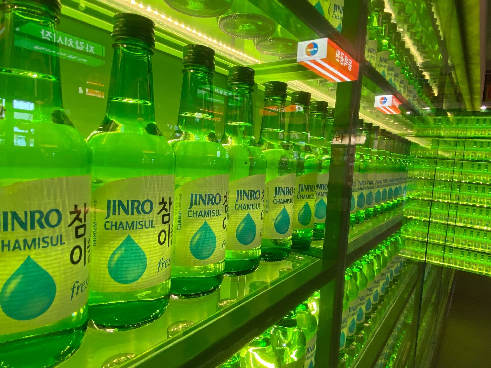 Grüne Soju-Flaschen als Teil der Restaurantgestaltung