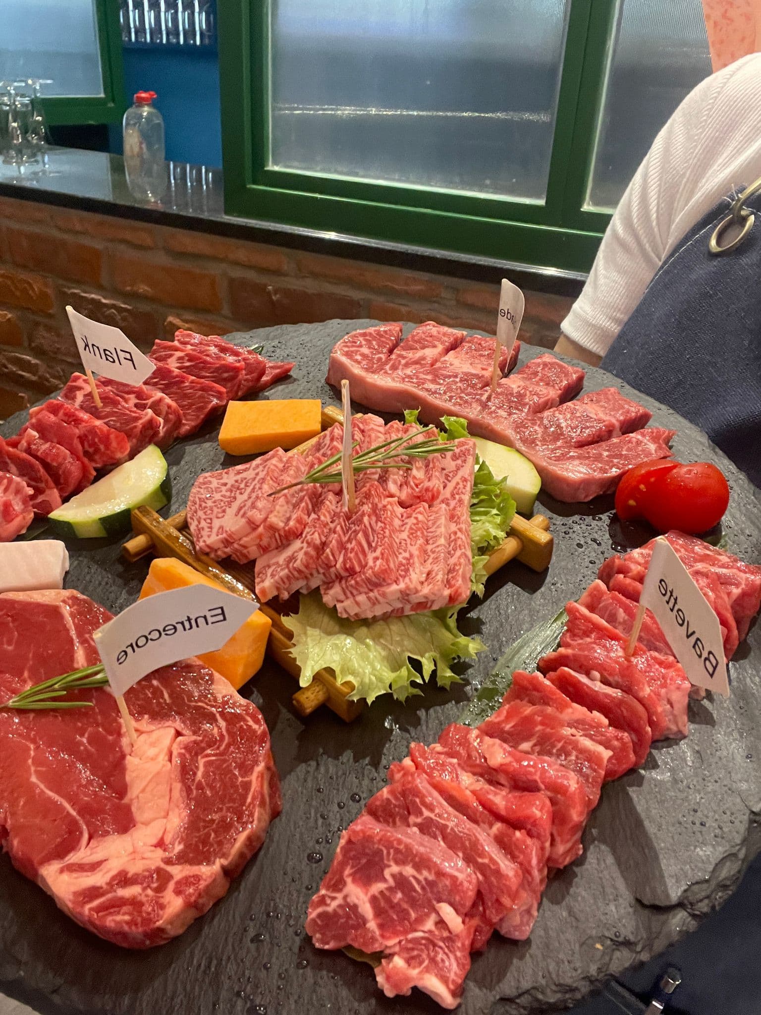 Fleischstücke und Gemüse für den Tischgrill