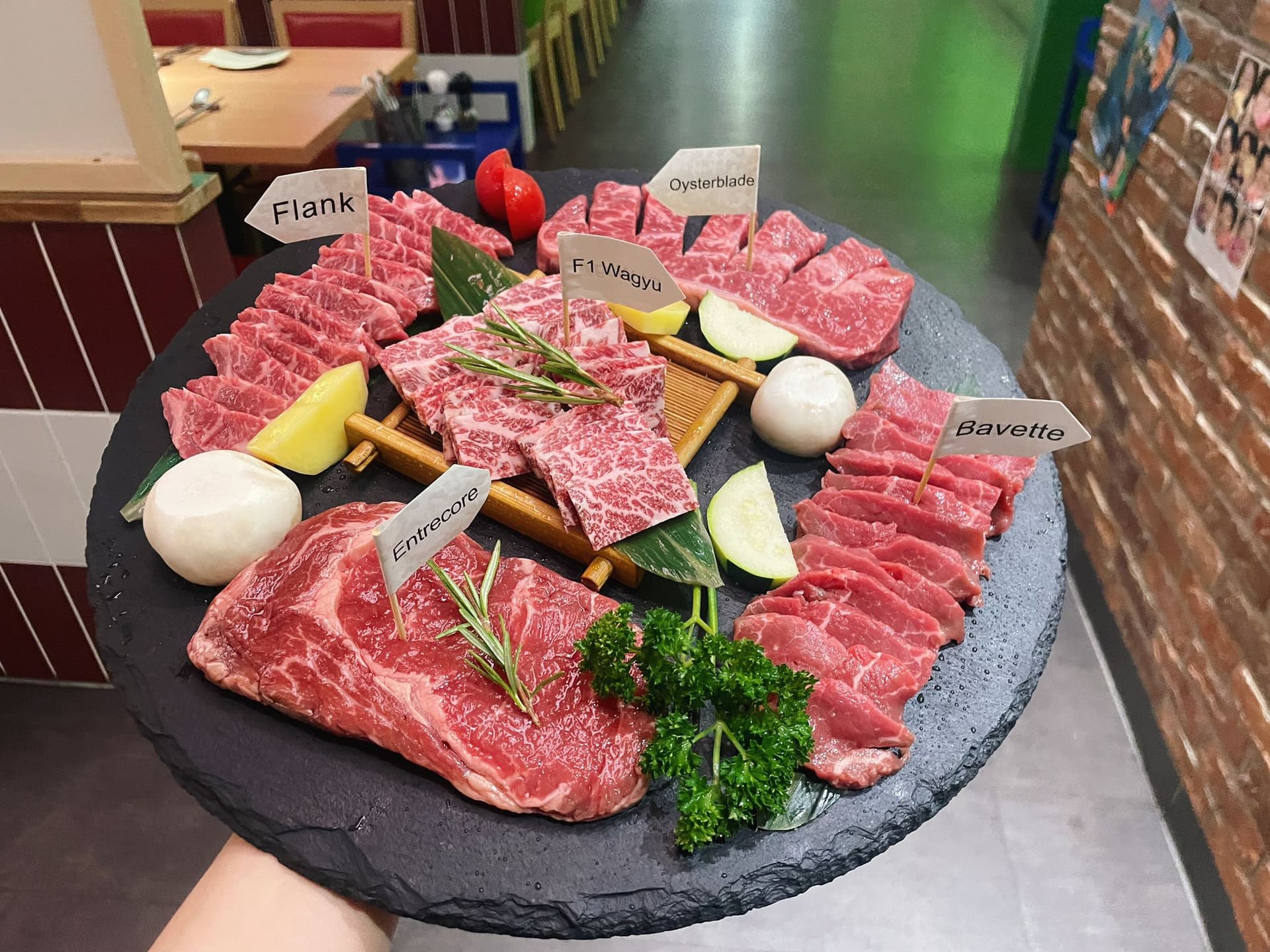 Vorbereitete BBQ-Auswahl im Gastraum