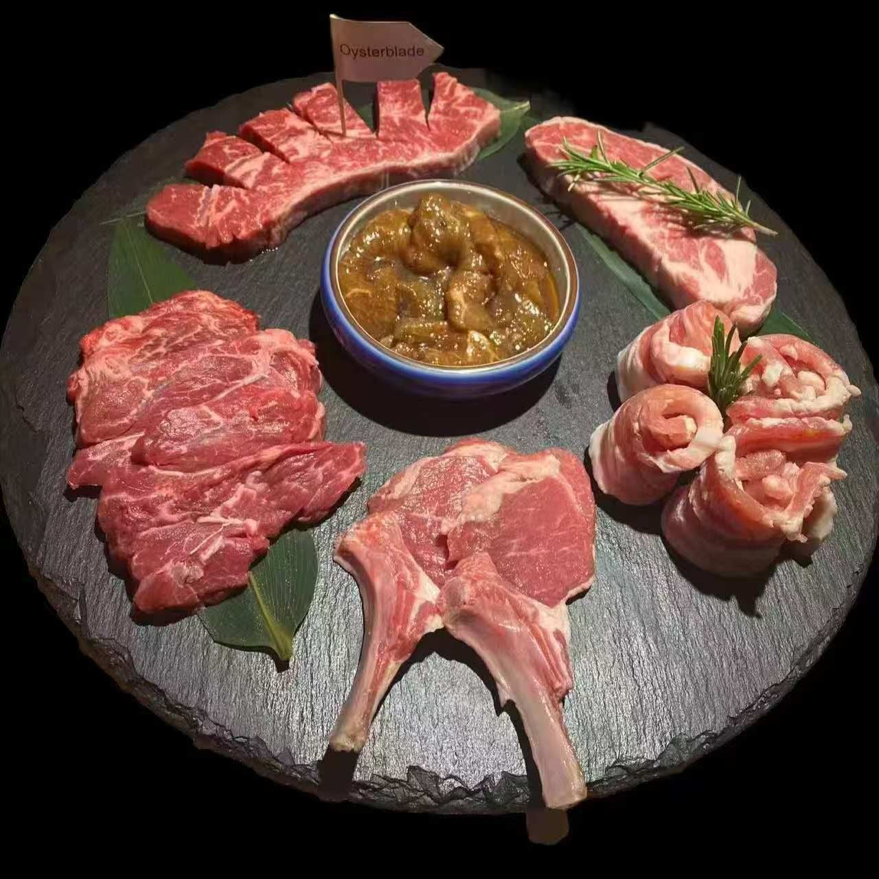 Der Feinschmecker: eine BBQ-Platte mit Rindfleisch, Lammkoteletts und mariniertem Fleisch für den Tischgrill